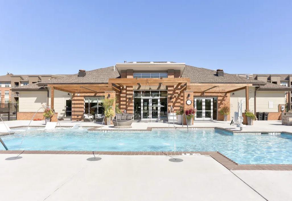 Crossings Pool Fountains.JPG